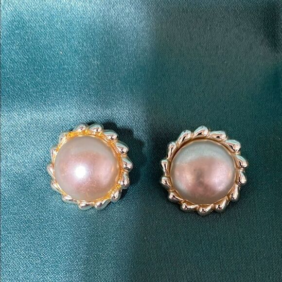 Vintage Marvella Faux Pearl Gold Tone Clip-On  Earrings - Picture 1 of 6